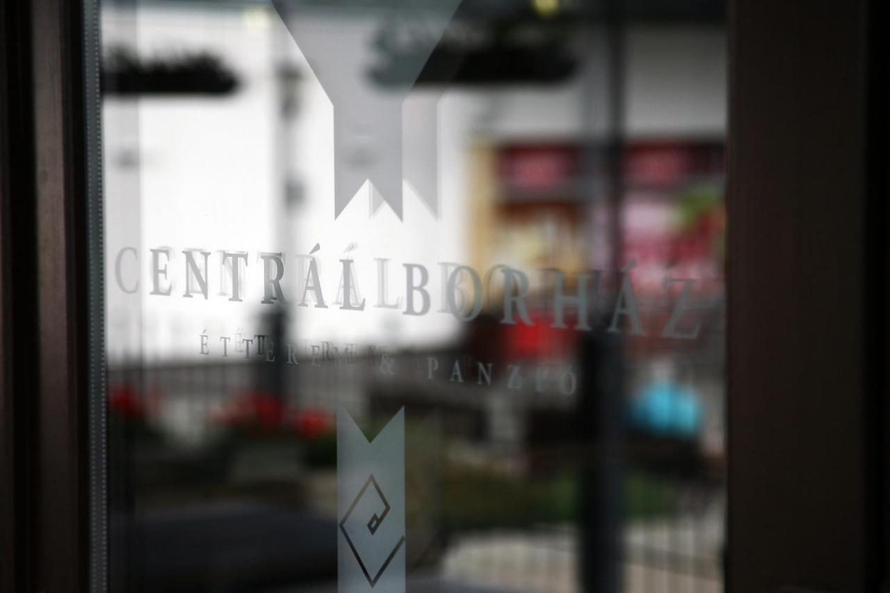 Centrál Borház - Étterem és Panzió Erd Exterior foto