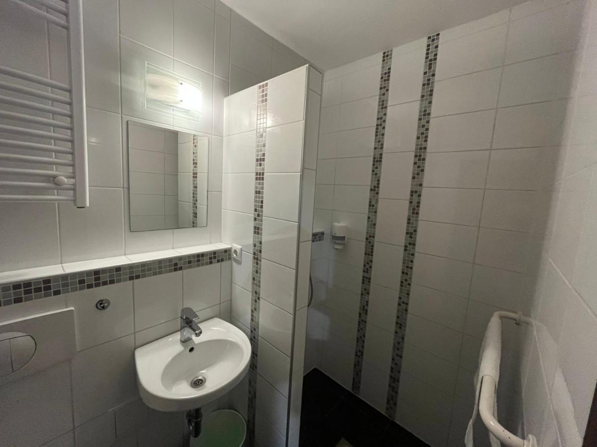 Centrál Borház - Étterem és Panzió Erd Exterior foto